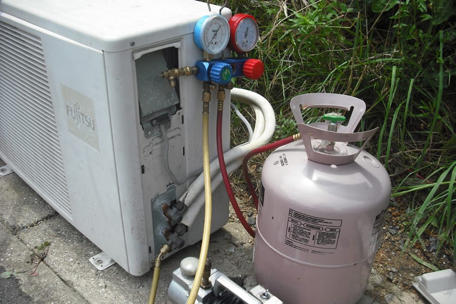 エアコンガス補充とエアコン水漏れ修理
